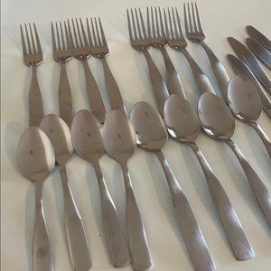 Stainless silverware set